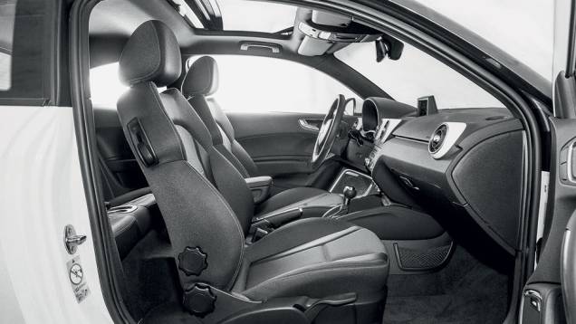 Cabine é apertada,... | <a href="https://preprod.quatrorodas.abril.com.br/carros/testes/audi-a1-sport-704018.shtml" rel="migration">Leia mais</a> Cabine é apertada,... | <a href="https://preprod.quatrorodas.abril.com.br/carros/testes/audi-a1-sport-704018.shtml" rel="migration">Leia mais</a>