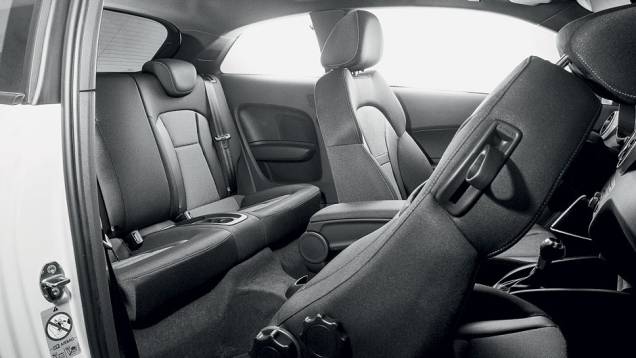 ...sobretudo atrás | <a href="https://preprod.quatrorodas.abril.com.br/carros/testes/audi-a1-sport-704018.shtml" rel="migration">Leia mais</a> ...sobretudo atrás | <a href="https://preprod.quatrorodas.abril.com.br/carros/testes/audi-a1-sport-704018.shtml" rel="migration">Leia mais</a>