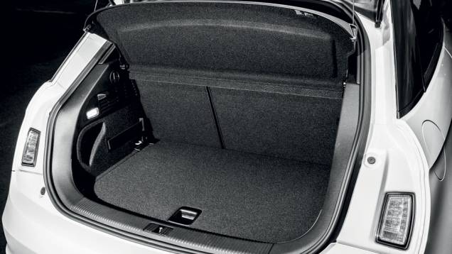 Um par adicional de lanternas protege a retaguarda ao andar com a tampa erguida | <a href="https://preprod.quatrorodas.abril.com.br/carros/testes/audi-a1-sport-704018.shtml" rel="migration">Leia mais</a> Um par adicional de lanternas protege a retaguarda ao andar com a tampa erguida | <a href="https://preprod.quatrorodas.abril.com.br/carros/testes/audi-a1-sport-704018.shtml" rel="migration">Leia mais</a>