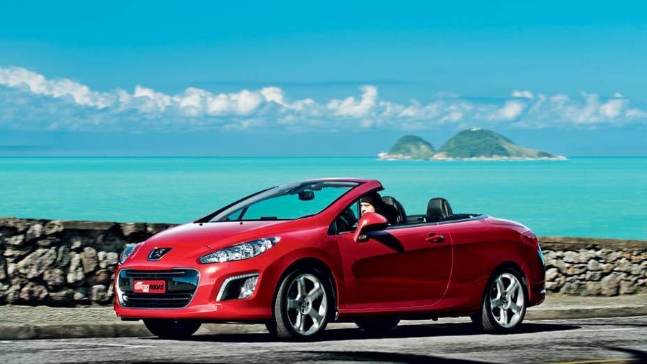 Lateral traz vinco em C na carroceria | <a href="https://preprod.quatrorodas.abril.com.br/carros/testes/peugeot-308-cc-702716.shtml" rel="migration">Leia mais</a>