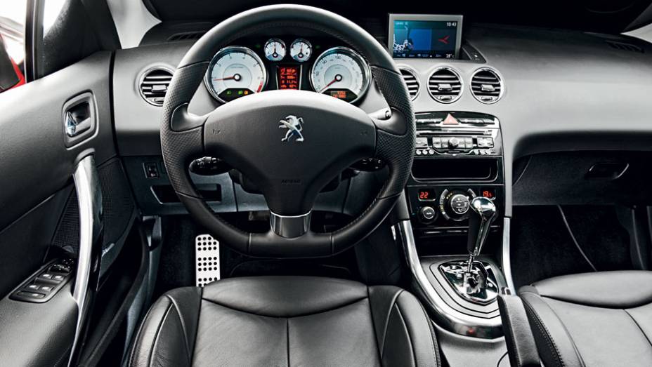 Bem equipado, ele vem com ar digital bizona, GPS, câmbio automático e som de 240 W com USB | <a href="https://preprod.quatrorodas.abril.com.br/carros/testes/peugeot-308-cc-702716.shtml" rel="migration">Leia mais</a>