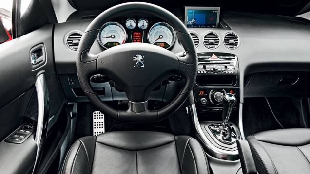 Bem equipado, ele vem com ar digital bizona, GPS, câmbio automático e som de 240 W com USB | <a href="https://preprod.quatrorodas.abril.com.br/carros/testes/peugeot-308-cc-702716.shtml" rel="migration">Leia mais</a> Bem equipado, ele vem com ar digital bizona, GPS, câmbio automático e som de 240 W com USB | <a href="https://preprod.quatrorodas.abril.com.br/carros/testes/peugeot-308-cc-702716.shtml" rel="migration">Leia mais</a>