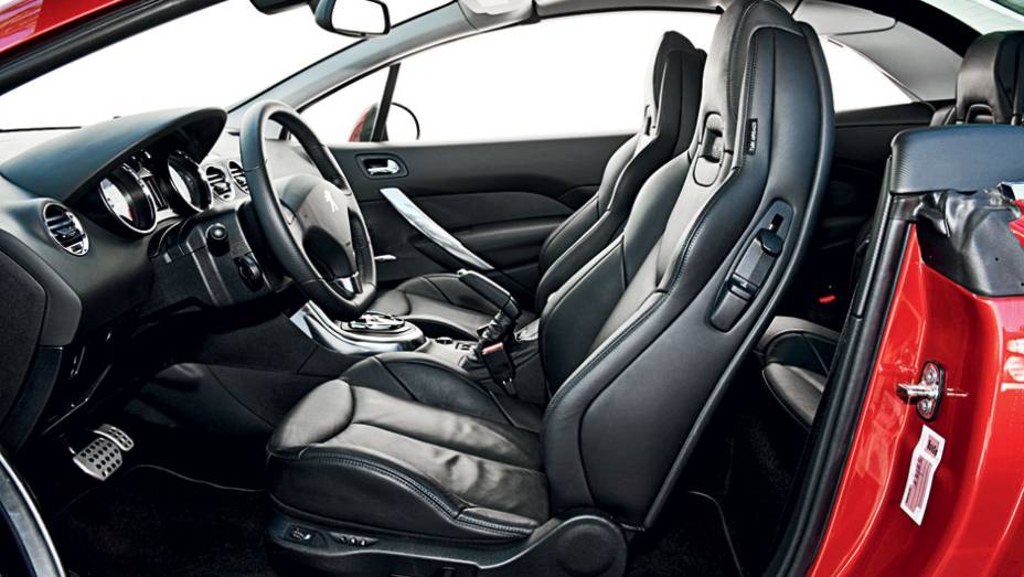 Encosto de cabeça integrado aos bancos de couro | <a href="https://preprod.quatrorodas.abril.com.br/carros/testes/peugeot-308-cc-702716.shtml" rel="migration">Leia mais</a>
