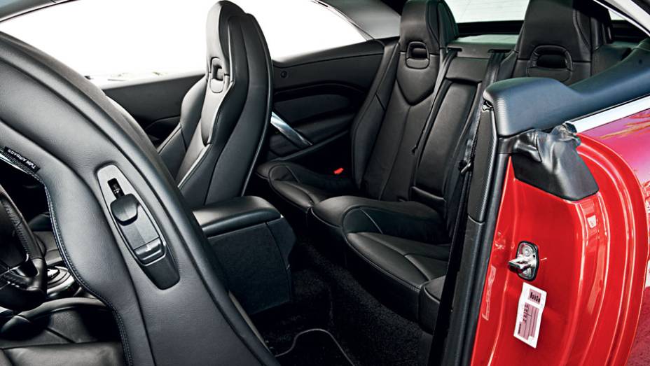 Atrás, espaço apertado para dois adultos | <a href="https://preprod.quatrorodas.abril.com.br/carros/testes/peugeot-308-cc-702716.shtml" rel="migration">Leia mais</a>