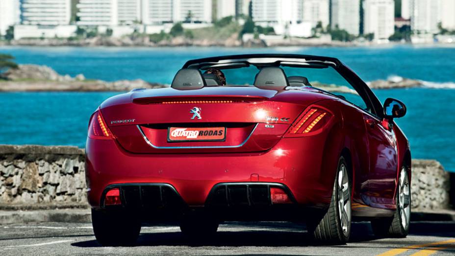 Traseira de design exclusivo e para-choque com extrator de ar. Mas, para um carro de pretensões esportivas, falta o escape duplo | <a href="https://preprod.quatrorodas.abril.com.br/carros/testes/peugeot-308-cc-702716.shtml" rel="migration">Leia mais</a>