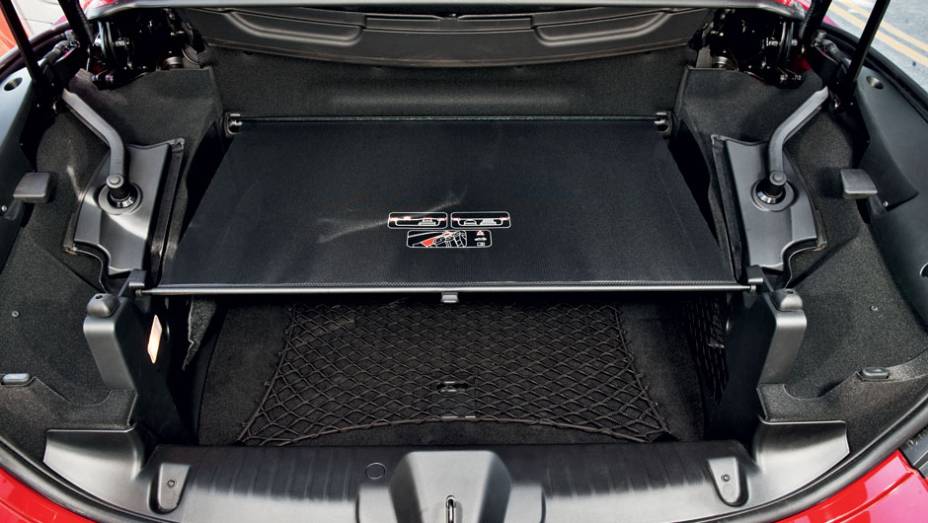Tela no porta-malas de 226 litros indica até onde vai a bagagem quando a capota está recolhida | <a href="https://preprod.quatrorodas.abril.com.br/carros/testes/peugeot-308-cc-702716.shtml" rel="migration">Leia mais</a>