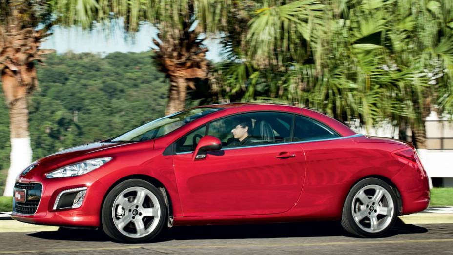 Com ela de pé, cabem 403 litros | <a href="https://preprod.quatrorodas.abril.com.br/carros/testes/peugeot-308-cc-702716.shtml" rel="migration">Leia mais</a>
