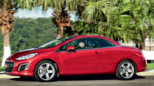 Com ela de pé, cabem 403 litros | <a href="https://preprod.quatrorodas.abril.com.br/carros/testes/peugeot-308-cc-702716.shtml" rel="migration">Leia mais</a> Com ela de pé, cabem 403 litros | <a href="https://preprod.quatrorodas.abril.com.br/carros/testes/peugeot-308-cc-702716.shtml" rel="migration">Leia mais</a>