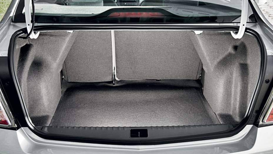 São 563 litros: o maior da categoria | <a href="https://preprod.quatrorodas.abril.com.br/carros/testes/chevrolet-cobalt-ltz-1-8-automatico-703934.shtml" rel="migration">Leia mais</a> | <a href="https://preprod.quatrorodas.abril.com.br/carros/comparativos/sedas-automaticos-cobalt-x-sien" rel="migration"></a>