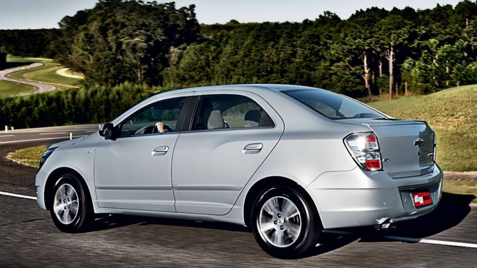 Novas rodas, lanternas com fundo brilhante e um aerofólio diferenciam o 1.8 | <a href="https://preprod.quatrorodas.abril.com.br/carros/testes/chevrolet-cobalt-ltz-1-8-automatico-703934.shtml" rel="migration">Leia mais</a> | <a href="https://preprod.quatrorodas.abril.com.br/carros/compa" rel="migration"></a>