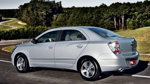 Novas rodas, lanternas com fundo brilhante e um aerofólio diferenciam o 1.8 | <a href="https://preprod.quatrorodas.abril.com.br/carros/testes/chevrolet-cobalt-ltz-1-8-automatico-703934.shtml" rel="migration">Leia mais</a> | <a href="https://preprod.quatrorodas.abril.com.br/carros/compa" rel="migration"></a> Novas rodas, lanternas com fundo brilhante e um aerofólio diferenciam o 1.8 | <a href="https://preprod.quatrorodas.abril.com.br/carros/testes/chevrolet-cobalt-ltz-1-8-automatico-703934.shtml" rel="migration">Leia mais</a> | <a href="https://preprod.quatrorodas.abril.com.br/carros/compa" rel="migration"></a>
