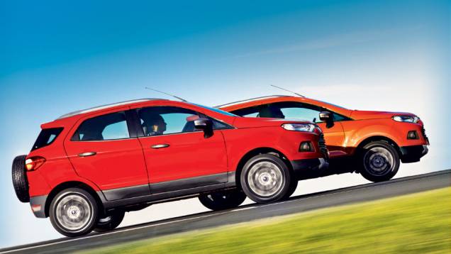 Gêmeos na forma e no conteúdo: o laranja (ao fundo) é o 2.0, o vermelho é o 1.6 | <a href="https://preprod.quatrorodas.abril.com.br/carros/comparativos/ecosport-1-6-x-ecosport-2-0-703378.shtml" rel="migration">Leia mais</a> Gêmeos na forma e no conteúdo: o laranja (ao fundo) é o 2.0, o vermelho é o 1.6 | <a href="https://preprod.quatrorodas.abril.com.br/carros/comparativos/ecosport-1-6-x-ecosport-2-0-703378.shtml" rel="migration">Leia mais</a>