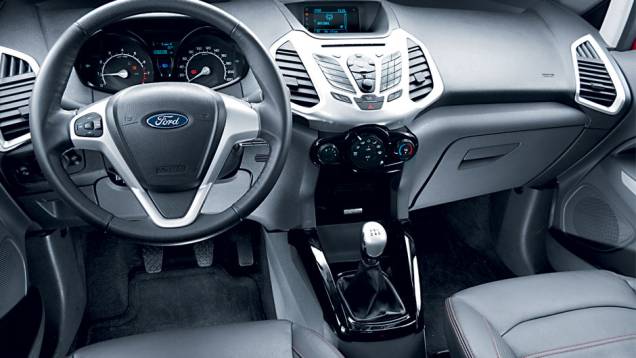 Comandos no volante e apliques pretos e prateados: toque de sofisticação | <a href="https://preprod.quatrorodas.abril.com.br/carros/comparativos/ecosport-1-6-x-ecosport-2-0-703378.shtml" rel="migration">Leia mais</a> Comandos no volante e apliques pretos e prateados: toque de sofisticação | <a href="https://preprod.quatrorodas.abril.com.br/carros/comparativos/ecosport-1-6-x-ecosport-2-0-703378.shtml" rel="migration">Leia mais</a>