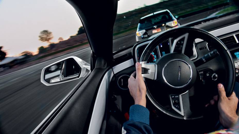 Volante multifuncional do Camaro agrega também as teclas de mudanças de marcha | <a href="https://preprod.quatrorodas.abril.com.br/reportagens/geral/camaro-x-ds3-x-punto-x-jetta-x-impreza-703736.shtml" rel="migration">Leia mais</a> Volante multifuncional do Camaro agrega também as teclas de mudanças de marcha | <a href="https://preprod.quatrorodas.abril.com.br/reportagens/geral/camaro-x-ds3-x-punto-x-jetta-x-impreza-703736.shtml" rel="migration">Leia mais</a>