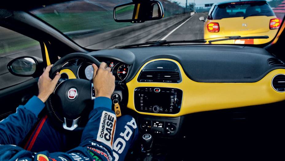 Apesar dos bancos fofos, o Punto proporciona uma boa posição de dirigir para o motorista | <a href="https://preprod.quatrorodas.abril.com.br/reportagens/geral/camaro-x-ds3-x-punto-x-jetta-x-impreza-703736.shtml" rel="migration">Leia mais</a> Apesar dos bancos fofos, o Punto proporciona uma boa posição de dirigir para o motorista | <a href="https://preprod.quatrorodas.abril.com.br/reportagens/geral/camaro-x-ds3-x-punto-x-jetta-x-impreza-703736.shtml" rel="migration">Leia mais</a>