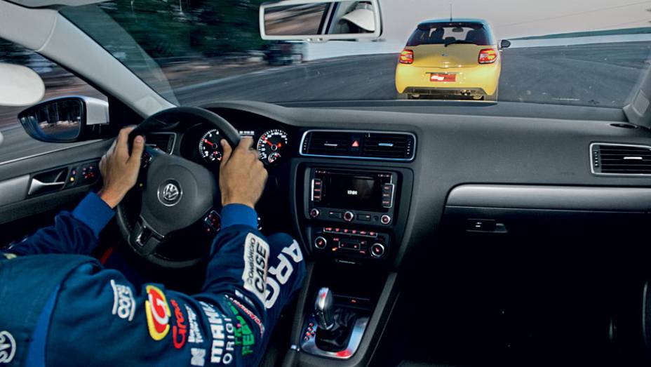 Quem vê o design discreto do painel não faz ideia da esportividade do Jetta na pista | <a href="https://preprod.quatrorodas.abril.com.br/reportagens/geral/camaro-x-ds3-x-punto-x-jetta-x-impreza-703736.shtml" rel="migration">Leia mais</a> Quem vê o design discreto do painel não faz ideia da esportividade do Jetta na pista | <a href="https://preprod.quatrorodas.abril.com.br/reportagens/geral/camaro-x-ds3-x-punto-x-jetta-x-impreza-703736.shtml" rel="migration">Leia mais</a>