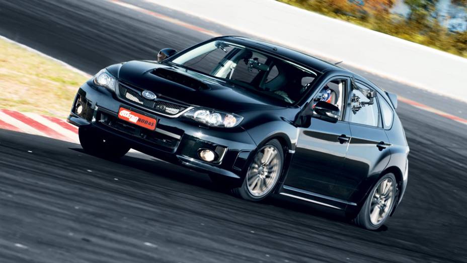 Tração integral ajudou o Impreza a contornar as curvas de alta | <a href="https://preprod.quatrorodas.abril.com.br/reportagens/geral/camaro-x-ds3-x-punto-x-jetta-x-impreza-703736.shtml" rel="migration">Leia mais</a>