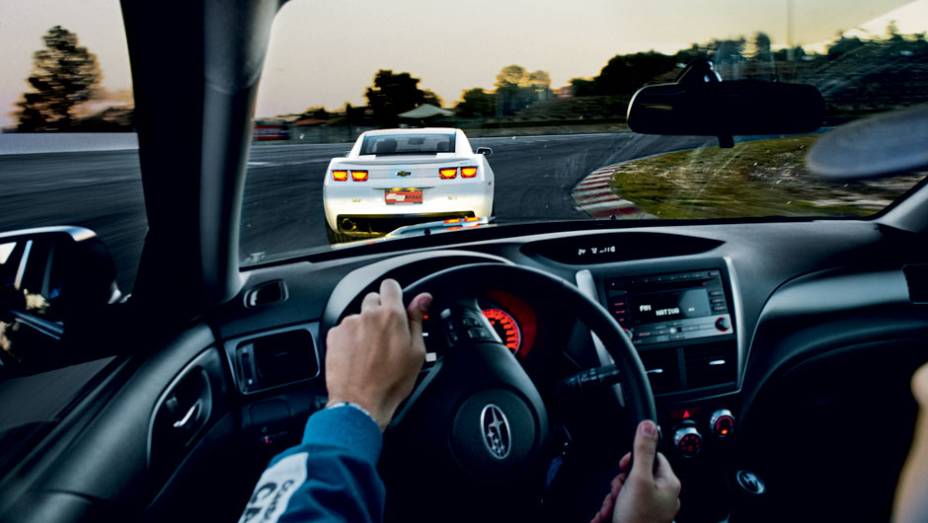 Despojamento da cabine traduz a proposta esportiva do WRX. O volante está alinhado com o banco e com os pedais | <a href="https://preprod.quatrorodas.abril.com.br/reportagens/geral/camaro-x-ds3-x-punto-x-jetta-x-impreza-703736.shtml" rel="migration">Leia mais</a> Despojamento da cabine traduz a proposta esportiva do WRX. O volante está alinhado com o banco e com os pedais | <a href="https://preprod.quatrorodas.abril.com.br/reportagens/geral/camaro-x-ds3-x-punto-x-jetta-x-impreza-703736.shtml" rel="migration">Leia mais</a>