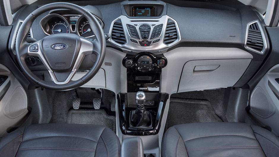 Painel bicolor, ar-condicionado digital, grade cromada... | <a href="https://preprod.quatrorodas.abril.com.br/carros/testes/ford-ecosport-titanium-2-0-703169.shtml" rel="migration">Leia mais</a>