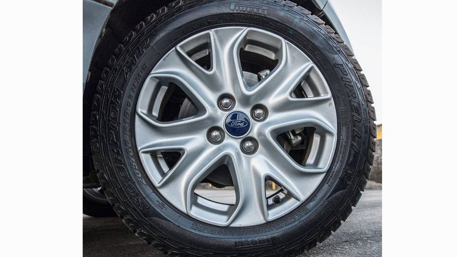 Roda: pintura e desenho diferenciados | <a href="https://preprod.quatrorodas.abril.com.br/carros/testes/ford-ecosport-titanium-2-0-703169.shtml" rel="migration">Leia mais</a>