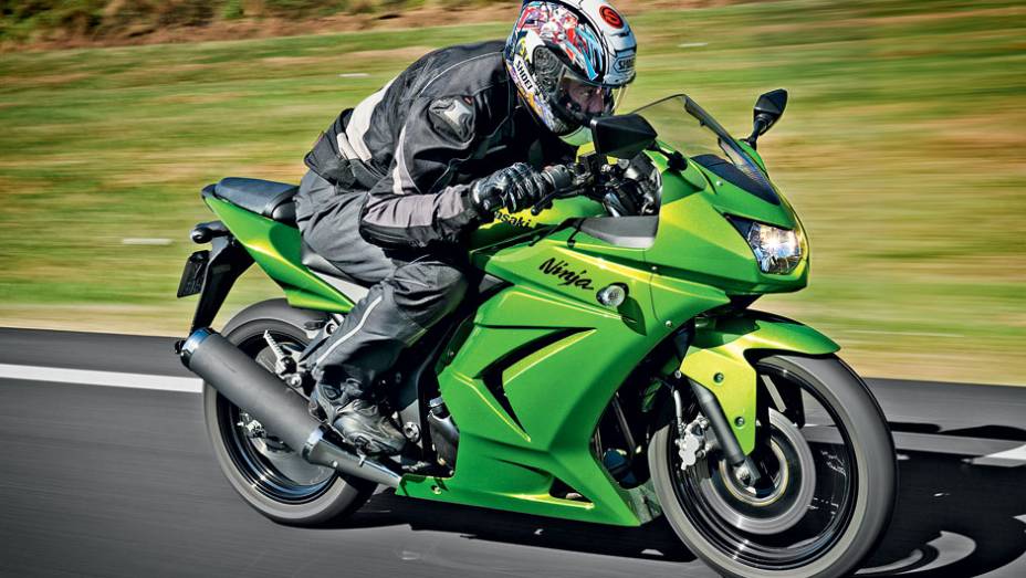 KAWASAKI NINJA 250R - Mais forte em alta, a Ninja tem maior entre-eixos | <a href="https://preprod.quatrorodas.abril.com.br/moto/testes/honda-cbr-vs-kawasaki-ninja-250r-718636.shtml" rel="migration">Leia mais</a>