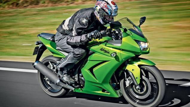 KAWASAKI NINJA 250R - Mais forte em alta, a Ninja tem maior entre-eixos | <a href="https://preprod.quatrorodas.abril.com.br/moto/testes/honda-cbr-vs-kawasaki-ninja-250r-718636.shtml" rel="migration">Leia mais</a> KAWASAKI NINJA 250R - Mais forte em alta, a Ninja tem maior entre-eixos | <a href="https://preprod.quatrorodas.abril.com.br/moto/testes/honda-cbr-vs-kawasaki-ninja-250r-718636.shtml" rel="migration">Leia mais</a>