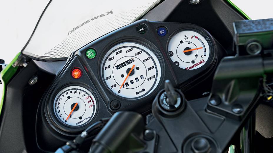 KAWASAKI NINJA 250R - Painel com três ponteiros tem excelente leitura, mas deve ser trocado | <a href="https://preprod.quatrorodas.abril.com.br/moto/testes/honda-cbr-vs-kawasaki-ninja-250r-718636.shtml" rel="migration">Leia mais</a>