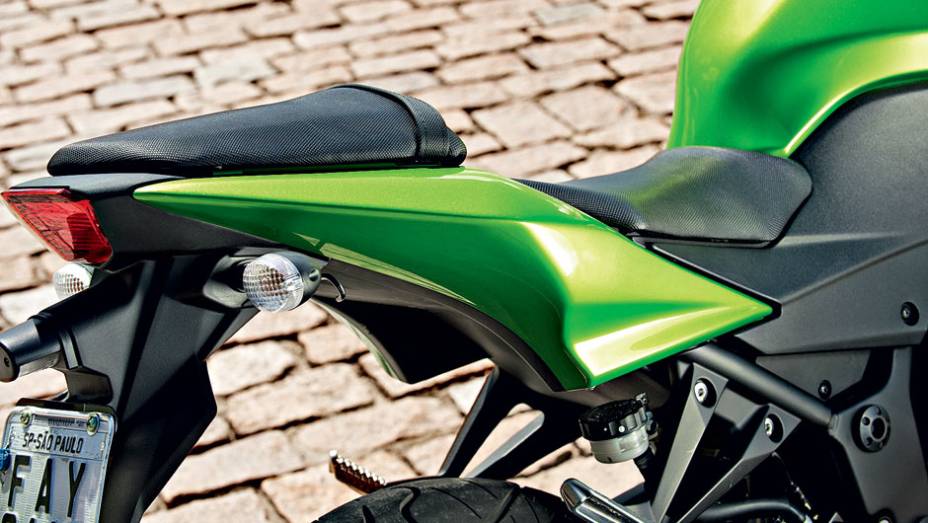 KAWASAKI NINJA 250R - as duas os privilégios vão para o piloto | <a href="https://preprod.quatrorodas.abril.com.br/moto/testes/honda-cbr-vs-kawasaki-ninja-250r-718636.shtml" rel="migration">Leia mais</a>