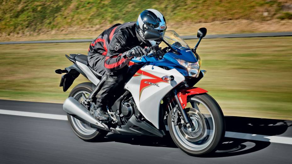 HONDA CBR 250R - Com mais torque em baixa, a CBR consome menos no dia a dia | <a href="https://preprod.quatrorodas.abril.com.br/moto/testes/honda-cbr-vs-kawasaki-ninja-250r-718636.shtml" rel="migration">Leia mais</a>