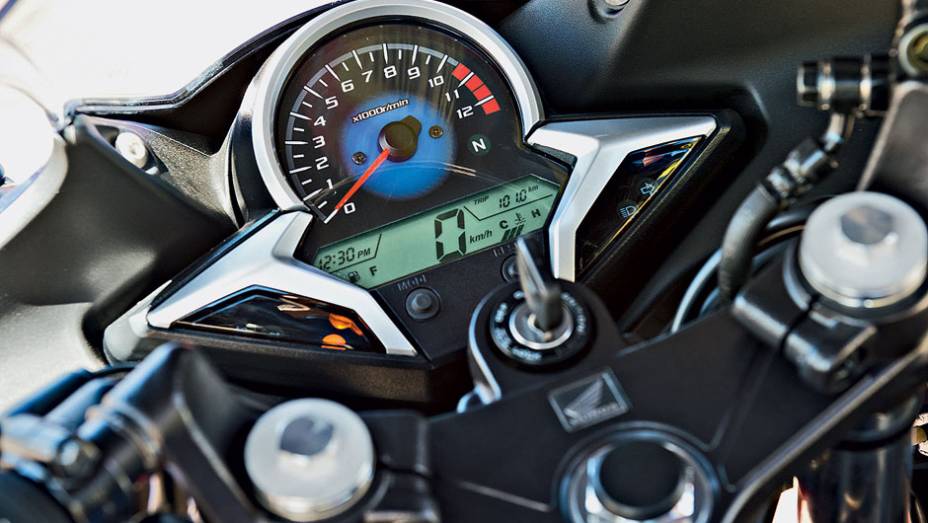 HONDA CBR 250R - Conta-giros de ponteiro semicircular sobreposto a LCD com velocímetro | <a href="https://preprod.quatrorodas.abril.com.br/moto/testes/honda-cbr-vs-kawasaki-ninja-250r-718636.shtml" rel="migration">Leia mais</a>