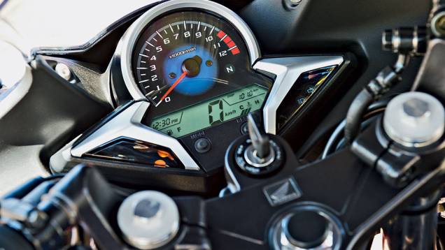 HONDA CBR 250R - Conta-giros de ponteiro semicircular sobreposto a LCD com velocímetro | <a href="https://preprod.quatrorodas.abril.com.br/moto/testes/honda-cbr-vs-kawasaki-ninja-250r-718636.shtml" rel="migration">Leia mais</a> HONDA CBR 250R - Conta-giros de ponteiro semicircular sobreposto a LCD com velocímetro | <a href="https://preprod.quatrorodas.abril.com.br/moto/testes/honda-cbr-vs-kawasaki-ninja-250r-718636.shtml" rel="migration">Leia mais</a>