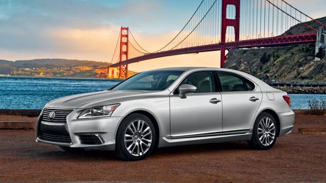 Vincos no capô e nova grade integradaao spoiler | <a href="https://preprod.quatrorodas.abril.com.br/carros/impressoes/lexus-ls-460l-704579.shtml" rel="migration">Leia mais</a> Vincos no capô e nova grade integradaao spoiler | <a href="https://preprod.quatrorodas.abril.com.br/carros/impressoes/lexus-ls-460l-704579.shtml" rel="migration">Leia mais</a>