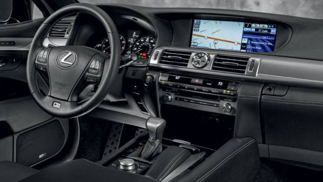 O novo monitor é quase um televisor instalado no painel | <a href="https://preprod.quatrorodas.abril.com.br/carros/impressoes/lexus-ls-460l-704579.shtml" rel="migration">Leia mais</a> O novo monitor é quase um televisor instalado no painel | <a href="https://preprod.quatrorodas.abril.com.br/carros/impressoes/lexus-ls-460l-704579.shtml" rel="migration">Leia mais</a>