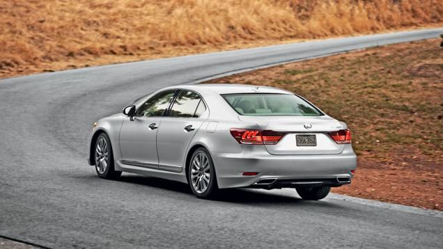 Redesenhadas, as lanternas agora se unem numa régua | <a href="https://preprod.quatrorodas.abril.com.br/carros/impressoes/lexus-ls-460l-704579.shtml" rel="migration">Leia mais</a> Redesenhadas, as lanternas agora se unem numa régua | <a href="https://preprod.quatrorodas.abril.com.br/carros/impressoes/lexus-ls-460l-704579.shtml" rel="migration">Leia mais</a>