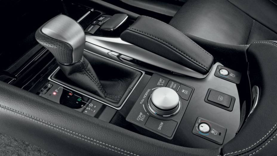 Câmbio automático oferece 8 marchas | <a href="https://preprod.quatrorodas.abril.com.br/carros/impressoes/lexus-ls-460l-704579.shtml" rel="migration">Leia mais</a>