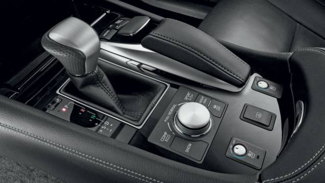 Câmbio automático oferece 8 marchas | <a href="https://preprod.quatrorodas.abril.com.br/carros/impressoes/lexus-ls-460l-704579.shtml" rel="migration">Leia mais</a> Câmbio automático oferece 8 marchas | <a href="https://preprod.quatrorodas.abril.com.br/carros/impressoes/lexus-ls-460l-704579.shtml" rel="migration">Leia mais</a>