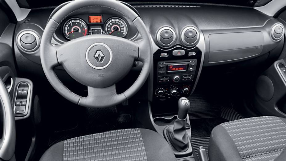 Interior é farto em espaço, mas peca no acabamento | <a href="https://preprod.quatrorodas.abril.com.br/carros/testes/renault-sandero-1-6-hi-power-703722.shtml" rel="migration">Leia mais</a>