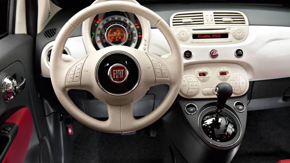 Interior é o mesmo das versões cobertas. Revestimento claro amplia o espaço | <a href="https://preprod.quatrorodas.abril.com.br/carros/impressoes/fiat-500-cabrio-714977.shtml" rel="migration">Leia mais</a>