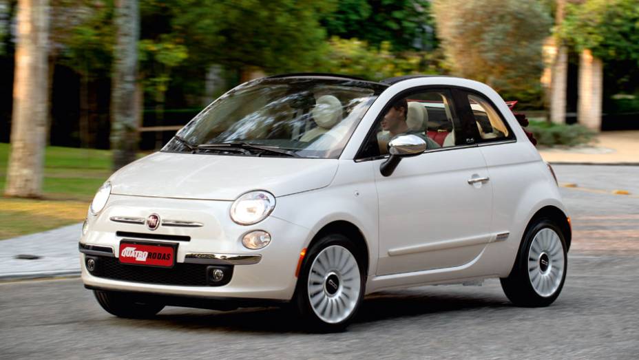 Visto de frente, o Cabrio é idêntico aos Cinquecento fechados | <a href="https://preprod.quatrorodas.abril.com.br/carros/impressoes/fiat-500-cabrio-714977.shtml" rel="migration">Leia mais</a>