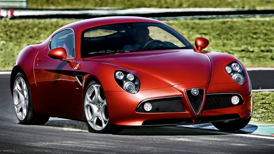 A Alfa decidiu que somente 500 cup&ecirc;s ser&atilde;o produzidos | <a href="https://preprod.quatrorodas.abril.com.br/carros/impressoes/alfa-romeo-8c-competizione-736780.shtml" rel="migration">Leia mais</a>