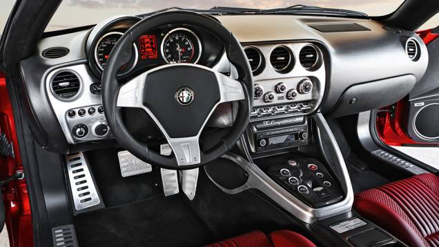 No interior, couro de primeira qualidade com doses fartas de alumínio polido | <a href="https://preprod.quatrorodas.abril.com.br/carros/impressoes/alfa-romeo-8c-competizione-736780.shtml" rel="migration">Leia mais</a> No interior, couro de primeira qualidade com doses fartas de alumínio polido | <a href="https://preprod.quatrorodas.abril.com.br/carros/impressoes/alfa-romeo-8c-competizione-736780.shtml" rel="migration">Leia mais</a>