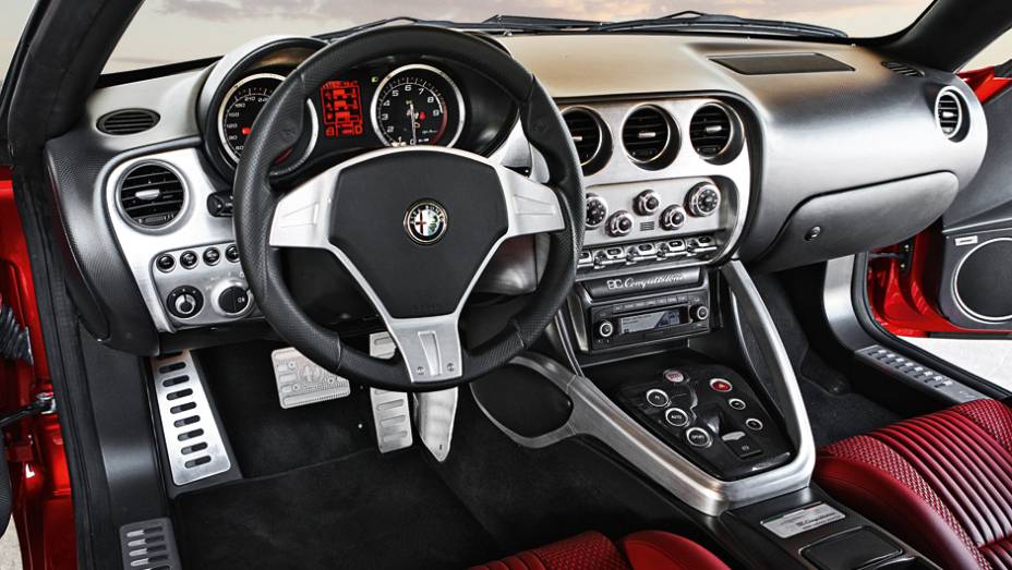 No interior, couro de primeira qualidade com doses fartas de alum&iacute;nio polido | <a href="https://preprod.quatrorodas.abril.com.br/carros/impressoes/alfa-romeo-8c-competizione-736780.shtml" rel="migration">Leia mais</a>