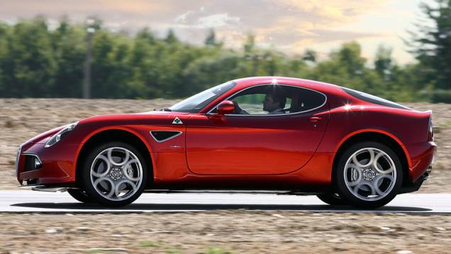 Divisão de peso quase perfeita: 49% à frente, 51% atrás | <a href="https://preprod.quatrorodas.abril.com.br/carros/impressoes/alfa-romeo-8c-competizione-736780.shtml" rel="migration">Leia mais</a> Divisão de peso quase perfeita: 49% à frente, 51% atrás | <a href="https://preprod.quatrorodas.abril.com.br/carros/impressoes/alfa-romeo-8c-competizione-736780.shtml" rel="migration">Leia mais</a>