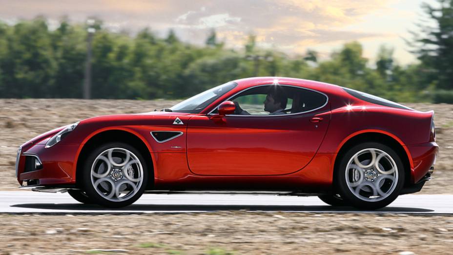 Divis&atilde;o de peso quase perfeita: 49% &agrave; frente, 51% atr&aacute;s | <a href="https://preprod.quatrorodas.abril.com.br/carros/impressoes/alfa-romeo-8c-competizione-736780.shtml" rel="migration">Leia mais</a>