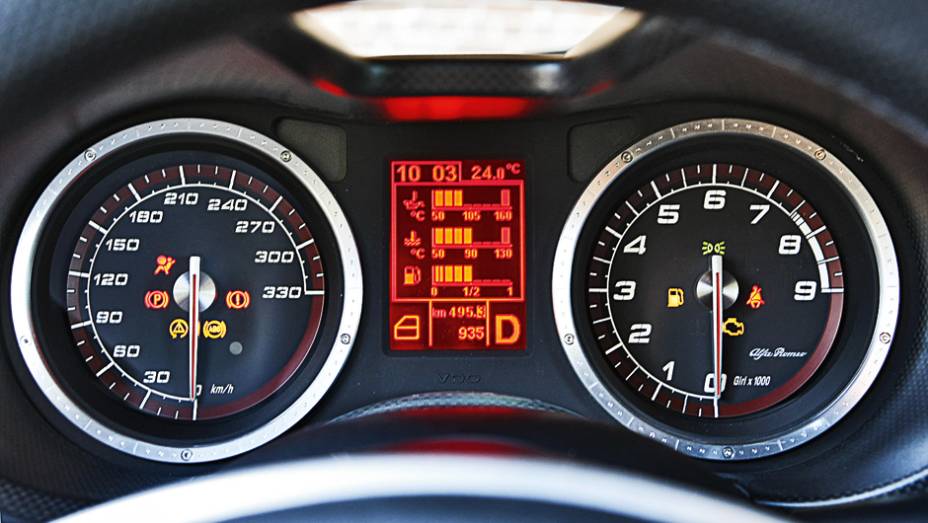 Tela monocrom&aacute;tica no centro destoa dos esportivos atuais | <a href="https://preprod.quatrorodas.abril.com.br/carros/impressoes/alfa-romeo-8c-competizione-736780.shtml" rel="migration">Leia mais</a>