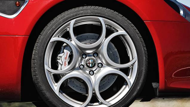 Discos ventilados e aros 20 de polegadas nas quatro rodas | <a href="https://preprod.quatrorodas.abril.com.br/carros/impressoes/alfa-romeo-8c-competizione-736780.shtml" rel="migration">Leia mais</a> Discos ventilados e aros 20 de polegadas nas quatro rodas | <a href="https://preprod.quatrorodas.abril.com.br/carros/impressoes/alfa-romeo-8c-competizione-736780.shtml" rel="migration">Leia mais</a>
