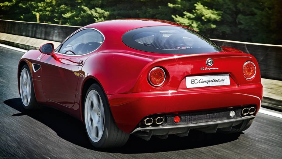 Linhas limpas: a traseira alta simula um discreto aerof&oacute;lio | <a href="https://preprod.quatrorodas.abril.com.br/carros/impressoes/alfa-romeo-8c-competizione-736780.shtml" rel="migration">Leia mais</a>