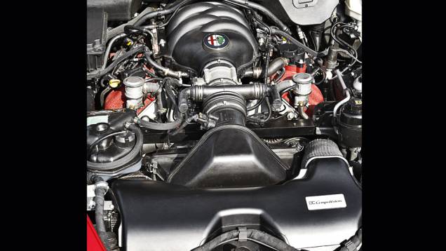 O motor é um V8 aspirado, mas gera 450 cv de potência | <a href="https://preprod.quatrorodas.abril.com.br/carros/impressoes/alfa-romeo-8c-competizione-736780.shtml" rel="migration">Leia mais</a> O motor é um V8 aspirado, mas gera 450 cv de potência | <a href="https://preprod.quatrorodas.abril.com.br/carros/impressoes/alfa-romeo-8c-competizione-736780.shtml" rel="migration">Leia mais</a>