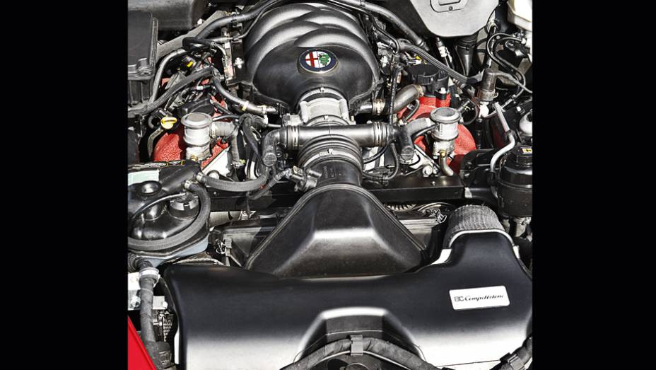 O motor &eacute; um V8 aspirado, mas gera 450 cv de pot&ecirc;ncia | <a href="https://preprod.quatrorodas.abril.com.br/carros/impressoes/alfa-romeo-8c-competizione-736780.shtml" rel="migration">Leia mais</a>