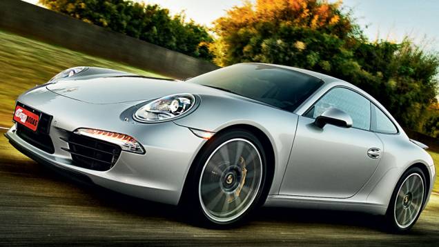 Os retrovisores agora estão na porta e não mais no canto do vidro | <a href="https://preprod.quatrorodas.abril.com.br/carros/testes/porsche-911-carrera-s-716751.shtml" rel="migration">Leia mais</a> Os retrovisores agora estão na porta e não mais no canto do vidro | <a href="https://preprod.quatrorodas.abril.com.br/carros/testes/porsche-911-carrera-s-716751.shtml" rel="migration">Leia mais</a>